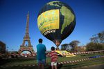 Активисты Greenpeace на воздушном шаре рядом с Эйфелевой башней
