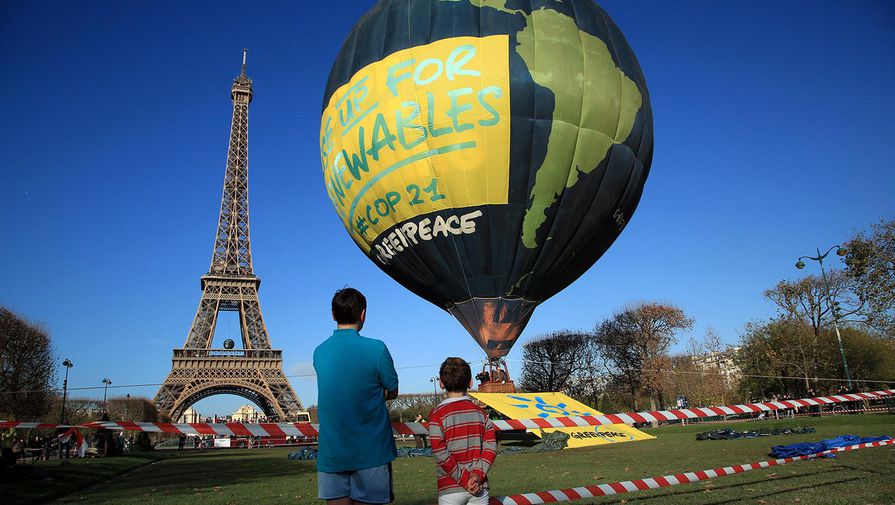 Активисты Greenpeace на&nbsp;воздушном шаре рядом с&nbsp;Эйфелевой башней
