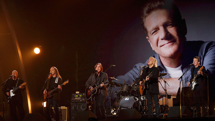 Участники группы Eagles выступают на&nbsp;церемонии вручения наград &laquo;Грэмми&raquo; на&nbsp;фоне фотографии основателя группы Гленна Фрая, который скончался в&nbsp;январе 2016&nbsp;года