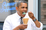 Президент США Барак Обама с мятно-шоколадным мороженым в Сидар-Рапидс, Айова, 2012 год