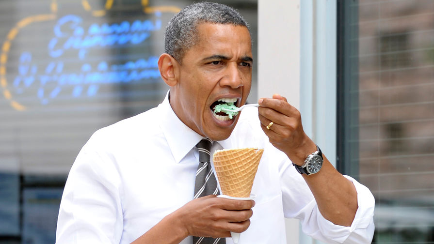 Президент США Барак Обама с мятно-шоколадным мороженым в Сидар-Рапидс, Айова, 2012 год