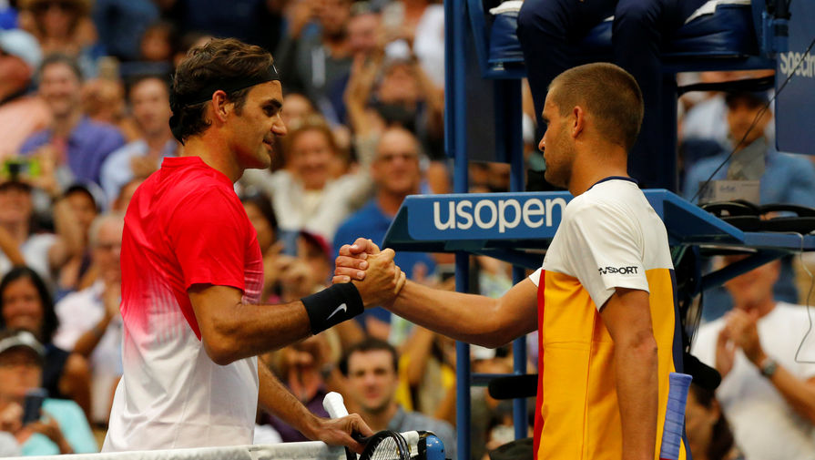 Роджер Федерер и Михаил Южный пожимают руки после напряженного матча