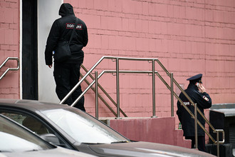 Сотрудники полиции около театра Армена Джигарханяна в Москве, 26 октября 2017 года