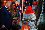 Президент США Дональд Трамп и первая леди Меланья Трамп во время празднования Хеллоуина в Белом доме, 28 октября 2019 года