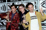Участники группы R.E.M. после церемонии награждения премии MTV Video Music Awards в Калифорнии, 1991 год