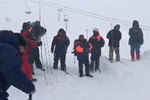 Сотрудники МЧС РФ проводят поисково-спасательные работы после схода лавины в Домбае у горы Мусса-Ачитара, 18 января 2021 года