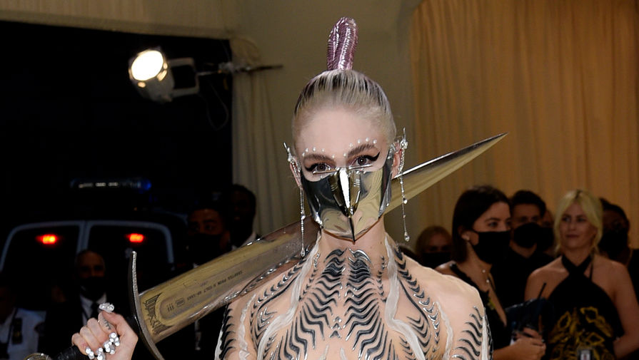 Grimes заказала эльфийские ушки для Met Gala у русской ювелирши