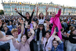 Выпускники на Дворцовой площади во время концерта в честь ежегодного праздника выпускников «Алые паруса» в Санкт-Петербурге, 24 июня 2023 года
