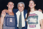 Участники группы Red Hot Chili Peppers Майкл «Фли» Бальзари (слева) и Энтони Кидис (справа) с Тони Беннеттом во время церемонии награждения MTV Music Awards в Лос-Анджелесе, 1993 год