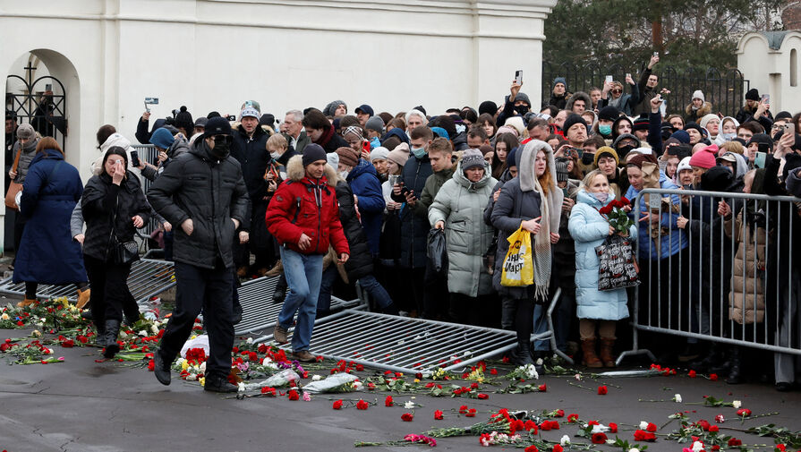 В Кремле не ответили на вопрос о километровых очередях на похоронах Навального