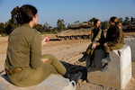 Солдаты израильской армии во время перерыва на границе Израиля с Газой, 28 февраля 2024 года