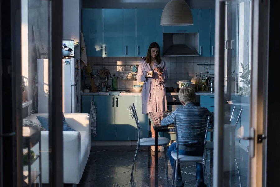 <b>1-е место. &laquo;Нелюбовь&raquo; (2017)</b>
<br><br>
В&nbsp;2018 году &laquo;Нелюбовь&raquo; Андрея Звягинцева была номинирована на&nbsp;&laquo;Оскар&raquo; в&nbsp;категории &laquo;Лучший фильм на&nbsp;иностранном языке&raquo;. А за&nbsp;год до&nbsp;этого, когда шли премьерные показы, &mdash; разбила сердце каждого зрителя, решившегося на&nbsp;просмотр. История о&nbsp;тяжелом разводе пары, жертвой которой становится маленький ребенок, оказалась не только великой картиной, после которого хочется обнять всех родных, но и отличной социальной рекламой &mdash; благодаря &laquo;Нелюбви&raquo; мы стали куда внимательнее относиться к&nbsp;сообщениям о&nbsp;пропаже незнакомых людей, а также еще больше зауважали добровольческих поисковиков.