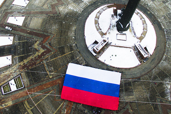 Во время торжественной демонстрации флага России в Парке Победы