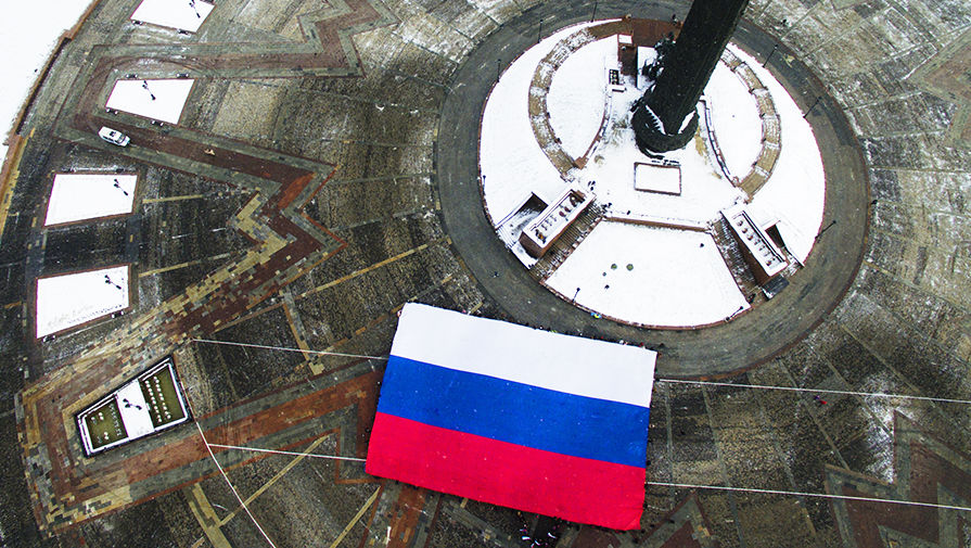 Во время торжественной демонстрации флага России в Парке Победы