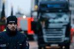 Сотрудник полиции рядом с грузовиком на площади Брайтшайдплац в Берлине, 20 декабря 2016 года