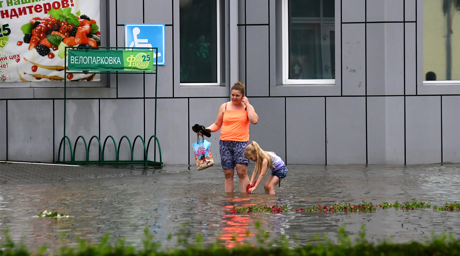 Жители Уссурийска на одной из затопленных улиц города