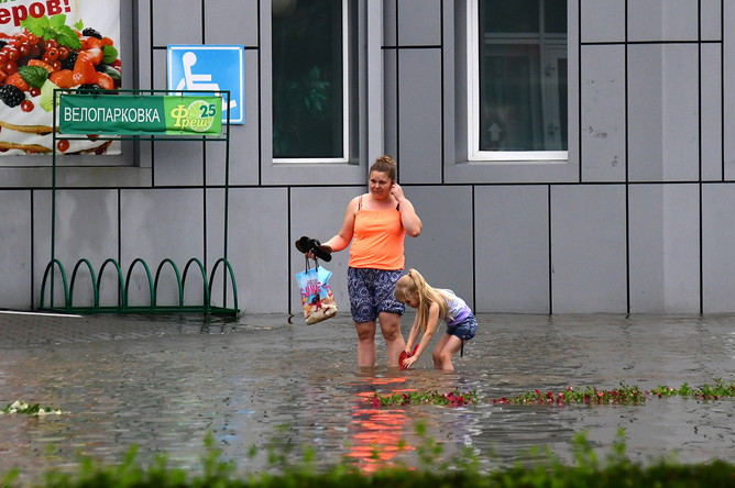 Жители Уссурийска на одной из затопленных улиц города