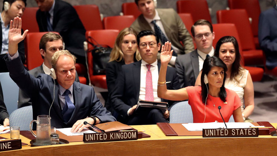Постоянный представитель Великобритании при ООН Мэтью Райкрофт (слева) и постоянный представитель США при ООН Никки Хейли 