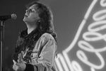 Гитарист, автор песен Виктор Зинчук во время выступления на сцене конгресс-зала гостиницы «Космос», 17 октября 1989 года