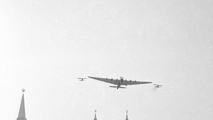 Самолет АНТ-20 &laquo;Максим Горький&raquo; над&nbsp;Красной площадью в&nbsp;Москве во время Первомайского парада, 1 мая 1935 года.