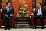 Мэр Сеула Пак Вонсун во время встречи с премьером Госсовета КНР Ли Кэцяном в Пекине, 2018 год
