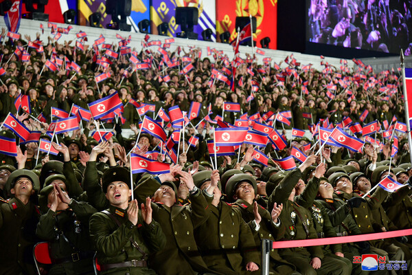 Зрители на&nbsp;военном параде в&nbsp;честь 75-летия Корейской народной армии на&nbsp;площади Ким Ир Сена в&nbsp;Пхеньяне, Северная Корея, 8&nbsp;февраля 2023&nbsp;года