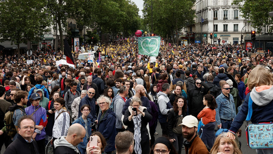 Сотни тысяч человек вышли на марши "Нового народного фронта" во Франции