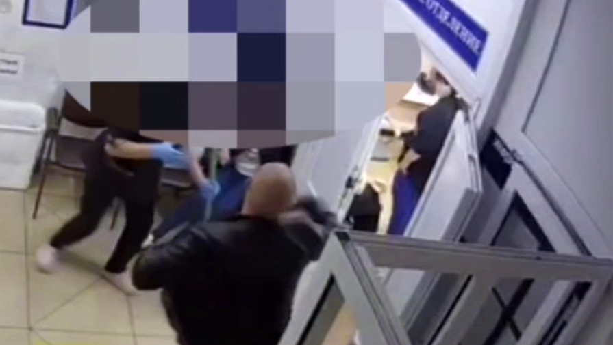 Пьяный россиянин угрожал медсестре в больнице пистолетом и попал на видео