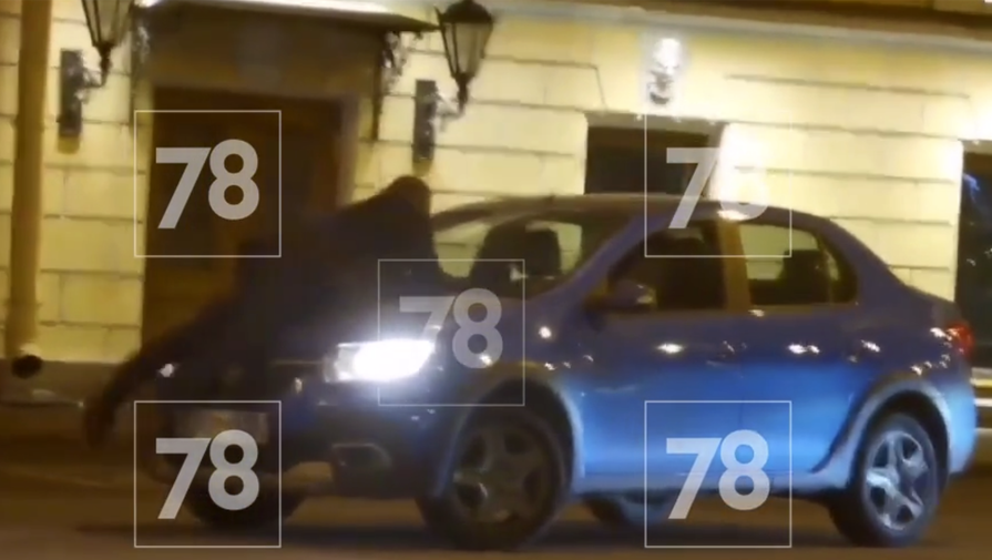 Видео: в Петербурге мужчина бросался под автомобили