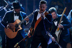 Джастин Тимберлейк во время выступления на American Music Awards в Лос-Анджелесе