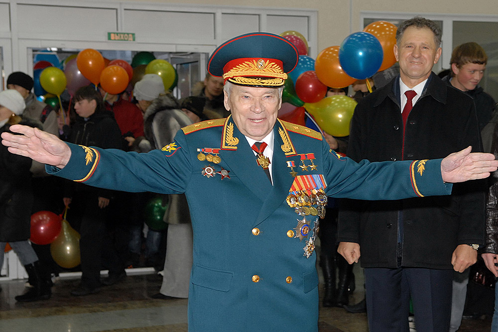 Михаил Калашников на праздничных мероприятиях, посвященных его 90-летнему юбилею. 2009 год
