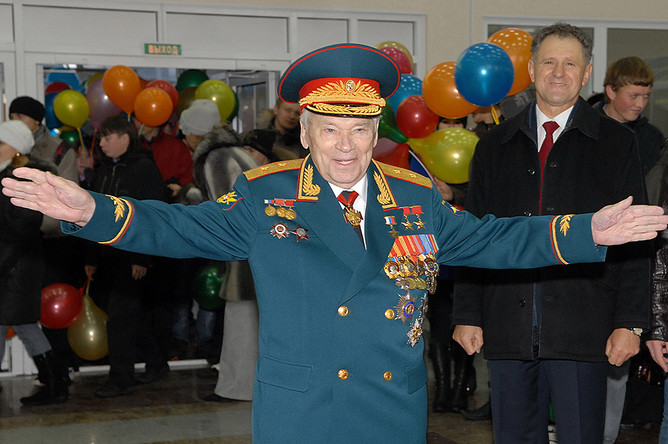 Михаил Калашников на праздничных мероприятиях, посвященных его 90-летнему юбилею. 2009 год