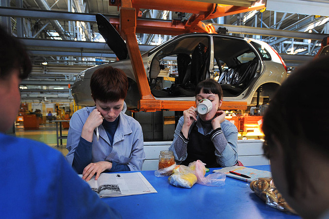 В цехе сборки автомобилей LADA Kalina на заводе ОАО «АвтоВАЗ»