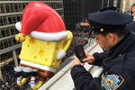 Сотрудники полиции во время парада в честь Дня благодарения в Нью-Йорке