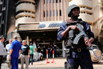 На месте террористической атаки на отель Splendid в столице Буркина-Фасо Уагадугу