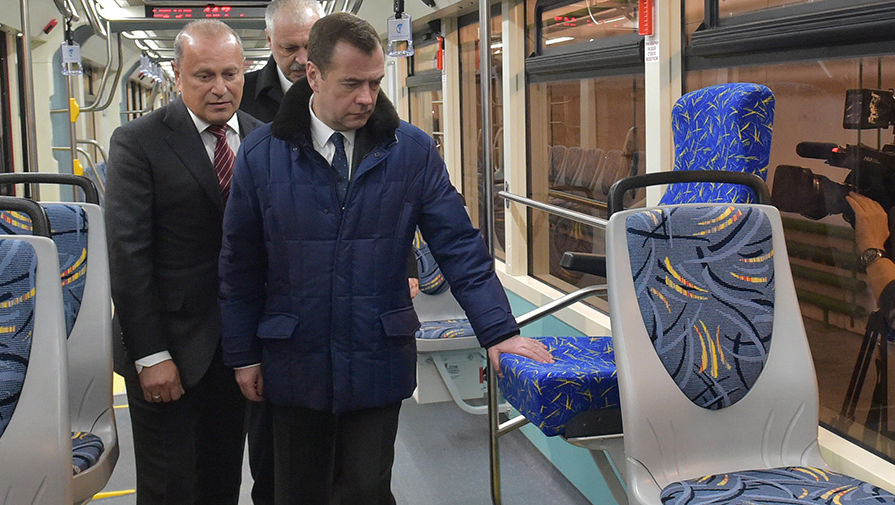 Дмитрий Медведев во время посещения Тверского вагоностроительного завода