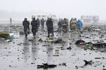 На месте крушения пассажирского самолета Boeing-737-800, разбившегося при посадке в аэропорту Ростова-на-Дону
