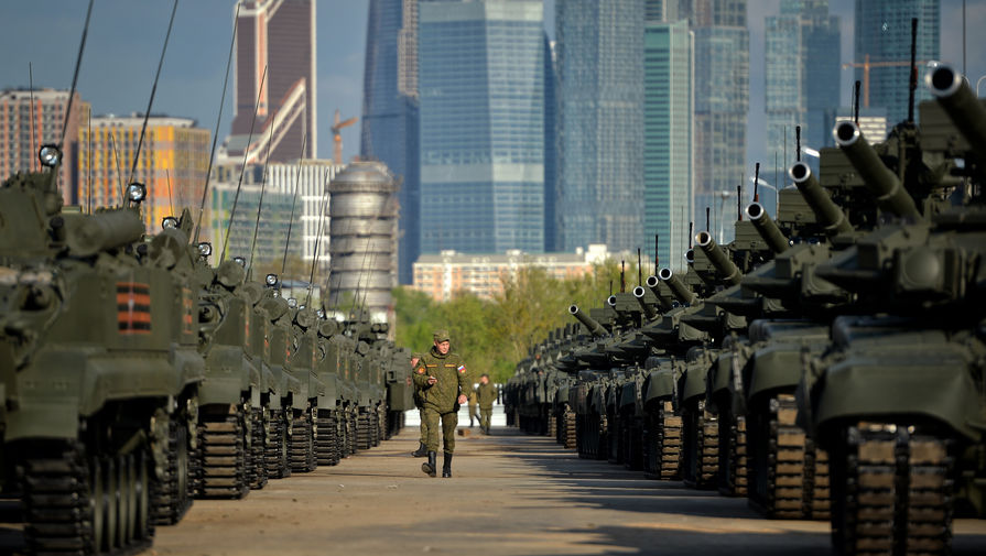 Боевые машины пехоты БМП-3 (слева) и танки Т-90 перед&nbsp;ночной репетицией военного парада на&nbsp;Красной площади 