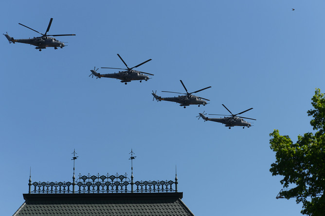 Ударные вертолеты Ми-35 во время воздушной части военного парада в Москве в честь 71-й годовщины Победы в Великой Отечественной войне 1941-1945 годов