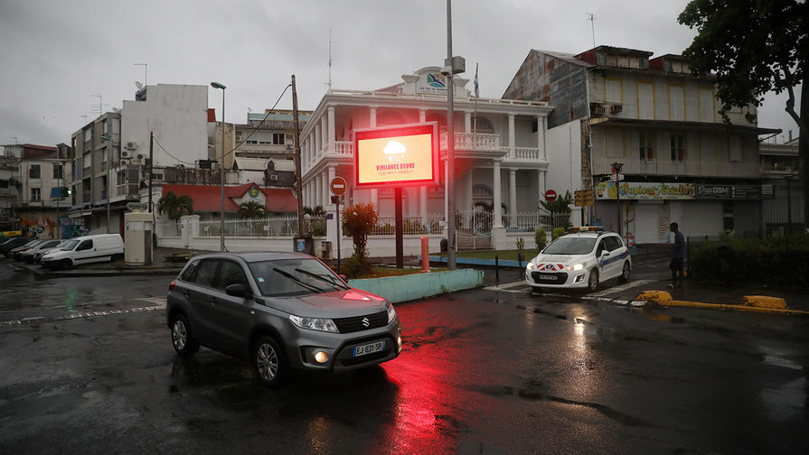 Экран с предупреждением во время приближения урагана «Мария» к острову Гваделупа, 18 сентября 2017 года