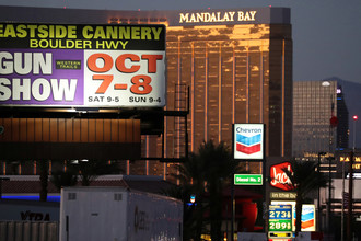 Реклама перед отелем Mandalay Bay в Лас-Вегасе, где произошла стрельба, 3 октября 2017 года