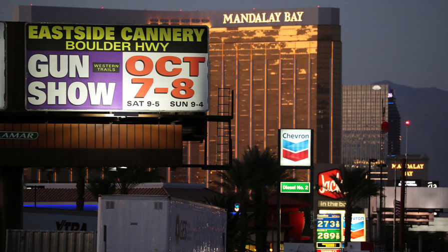 Реклама перед отелем Mandalay Bay в Лас-Вегасе, где произошла стрельба, 3 октября 2017 года