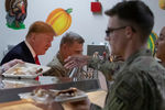Президент США Дональд Трамп и председатель Объединенного комитета начальников штабов ВС США генерал Марк Милли во время угощения солдат на базе Баграм в Афганистане, 28 ноября 2019 года