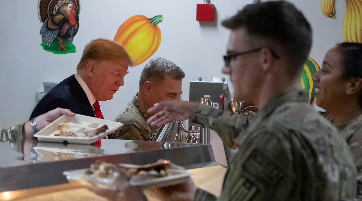 Президент США Дональд Трамп и председатель Объединенного комитета начальников штабов ВС США генерал Марк Милли во время угощения солдат на базе Баграм в Афганистане, 28 ноября 2019 года