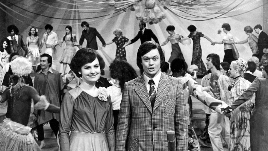Татьяна Судец и Николай Караченцов ведут «Голубой огонек», 1977 год