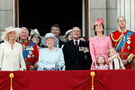 День рождения Елизаветы II ежегодно отмечается дважды — в апреле и в июне, когда в Букингемском дворце проходит парад под названием Trooping the Colour. В 2017 году с балкона Букингемского дворца за авиашоу в рамках торжественного мероприятия в последний раз наблюдал принц Филипп — в августе того года он ушел на пенсию. Тогда же на параде впервые появились правнуки Елизаветы II принц Джордж и принцесса Шарлотта. На фото королевская семья на балконе Букингемского дворца

