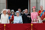 День рождения Елизаветы II ежегодно отмечается дважды — в апреле и в июне, когда в Букингемском дворце проходит парад под названием Trooping the Colour. В 2017 с балкона Букингемского дворца за авиашоу в рамках торжественного мероприятия в последний раз наблюдал принц Филипп — в августе того года он ушел на пенсию. Тогда же на параде впервые появились правнуки Елизаветы II принц Джордж и принцесса Шарлотта. На фото королевская семья на балконе Букингемского дворца.
