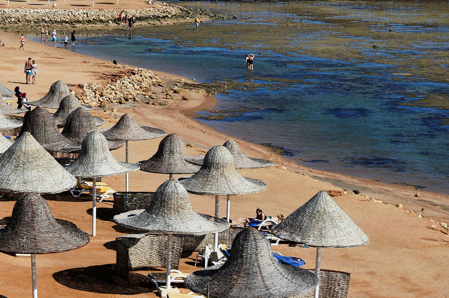 Туристы на пляже Шарм-Эль-Шейха, 2021 год