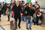 <b>Дастин Хоффман с супругой в аэропорту Лос-Анджелеса, 2019 год</b>