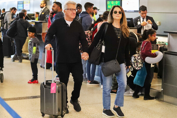 <b>Дастин Хоффман с&nbsp;супругой в&nbsp;аэропорту Лос-Анджелеса, 2019&nbsp;год</b>